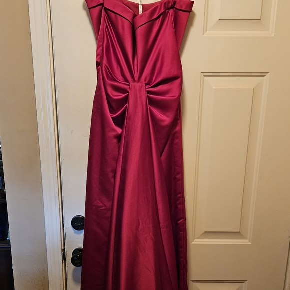 Beautiful Formal Dress - Picture 5 of 6